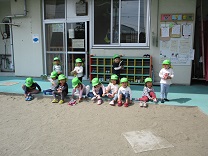 写真：3歳児の園庭遊び