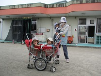 写真：0歳児の園庭遊び