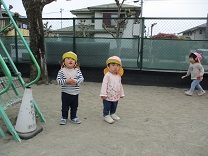 写真：1歳児の園庭遊び