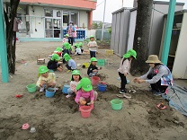 写真：3歳児の園庭遊び