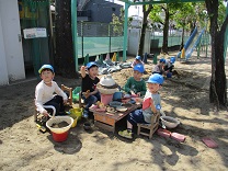 写真：5歳児の園庭あそび