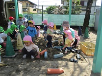 写真：1歳児の園庭あそび