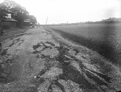 関東大震災の被害の地割れの写真