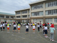 小学校との交流の様子の写真