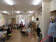 お別れ会食会の5歳児の会食中の様子の写真