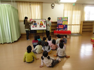 2歳児ひなまつり集会の様子の写真