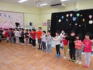 お別れ会食会の集会の様子の写真