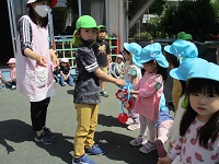 3歳児らいおん組の子どもたちにペンダントを渡している写真