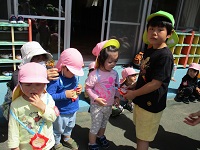 2歳児ぱんだ組の子どもたにペンダントを渡している写真