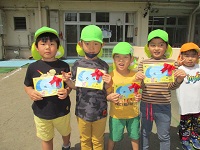 5歳児ぞう組の子どもたちが誕生日カードをもらった写真