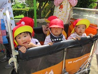 1歳児うさぎ組がワゴンに乗っている写真