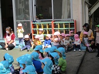 2歳児ぱんだ組の子どもたちが座っている写真