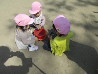 ひよこ組のお友だちが園庭で遊んでいる様子の写真