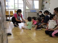 1歳児さんが誕生会に参加している写真です。