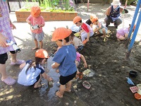 3歳が泥んこ遊びをしている写真です。