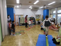 5歳児が平均台を渡っている写真です。