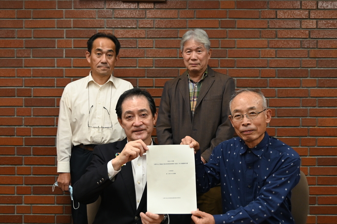 写真：市民委員より市長へ報告書手渡し