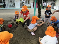 写真：砂場あそび