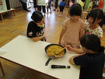 できたカレーを見る子供の写真