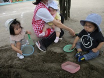 園庭で遊ぶ0歳児の写真2