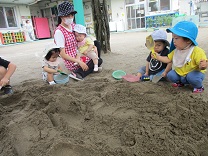 園庭で遊ぶ0歳児の写真3