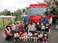 消防車の前で記念撮影をしている様子