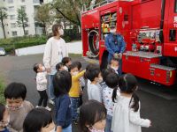 消防車を見ている様子