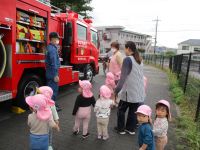 消防車を見ている様子