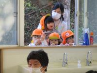 芋汁作りのデモンストレーションを見ている子供の様子