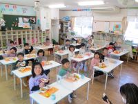 芋汁を食べる子供の様子