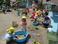 2歳児ぱんだ組の子どもたちがどろんこ遊びをしている写真