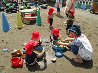 1歳児うさぎ組の子どもたちがどろんこ遊びをしている写真