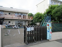 お迎え訓練の日の保育園の通用門の写真