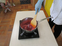栄養士がイチゴジャムを作っている写真