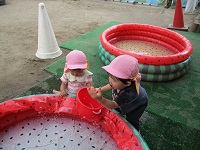 1歳うさぎ組の子どもたちが水遊びをしている写真