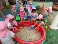 2歳ぱんだ組の子どもたちが水遊びをしている写真