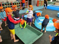 4歳児きりん組の子どもたちが水遊びをしている写真