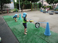 3歳児らいおん組の子どもたちが水遊びをしている写真