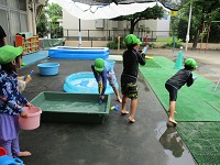 5歳児ぞう組の子どもたちが水遊びをしている写真