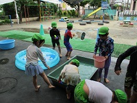 5歳児ぞう組の子どもたちが水遊びをしている写真