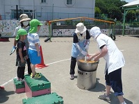 5歳児カレーを作っている鍋の中を見ている写真