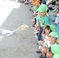 5歳児らいおん組が火の通った野菜を見ている写真