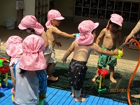 プールびらきで2歳児クラスが水遊びをしているところです。