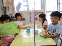 3歳児がカレーを食べている写真です。