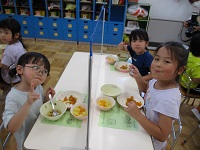 4歳児がカレーを食べている写真です。