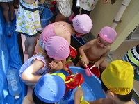 プールびらきで4歳児クラスが水遊びをしているところです。
