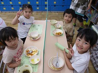 5歳児がカレーを食べている写真です。
