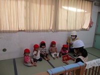 1歳児クラスが引き渡し訓練でお迎えを待っている写真です。