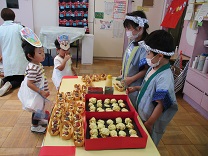 たこ焼き屋さんの子どもの写真