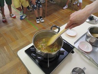 鍋の中でカレーができている写真